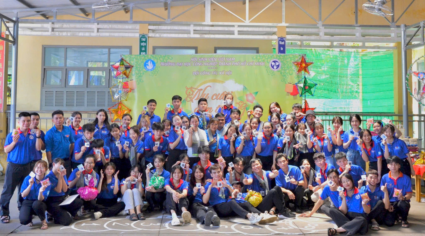 Các bạn tình nguyện viên của CLB Tình nguyện IUH. Các bạn tình nguyện viên của CLB Tình nguyện IUH.