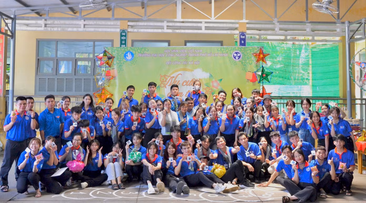 Các bạn tình nguyện viên của CLB Tình nguyện IUH. Các bạn tình nguyện viên của CLB Tình nguyện IUH.