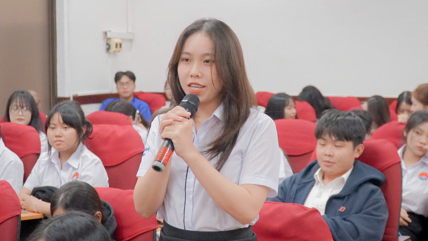 Các bạn sinh viên hào hứng đặt câu hỏi tại chương trình. Các bạn sinh viên hào hứng đặt câu hỏi tại chương trình.