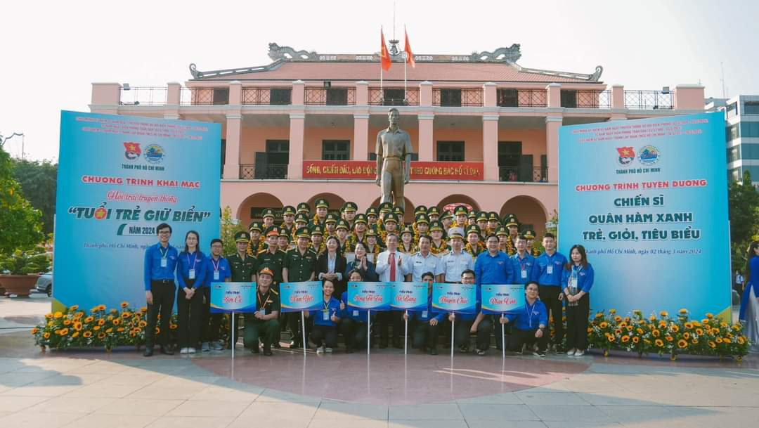 Các trại sinh cùng chụp hình lưu niệm.