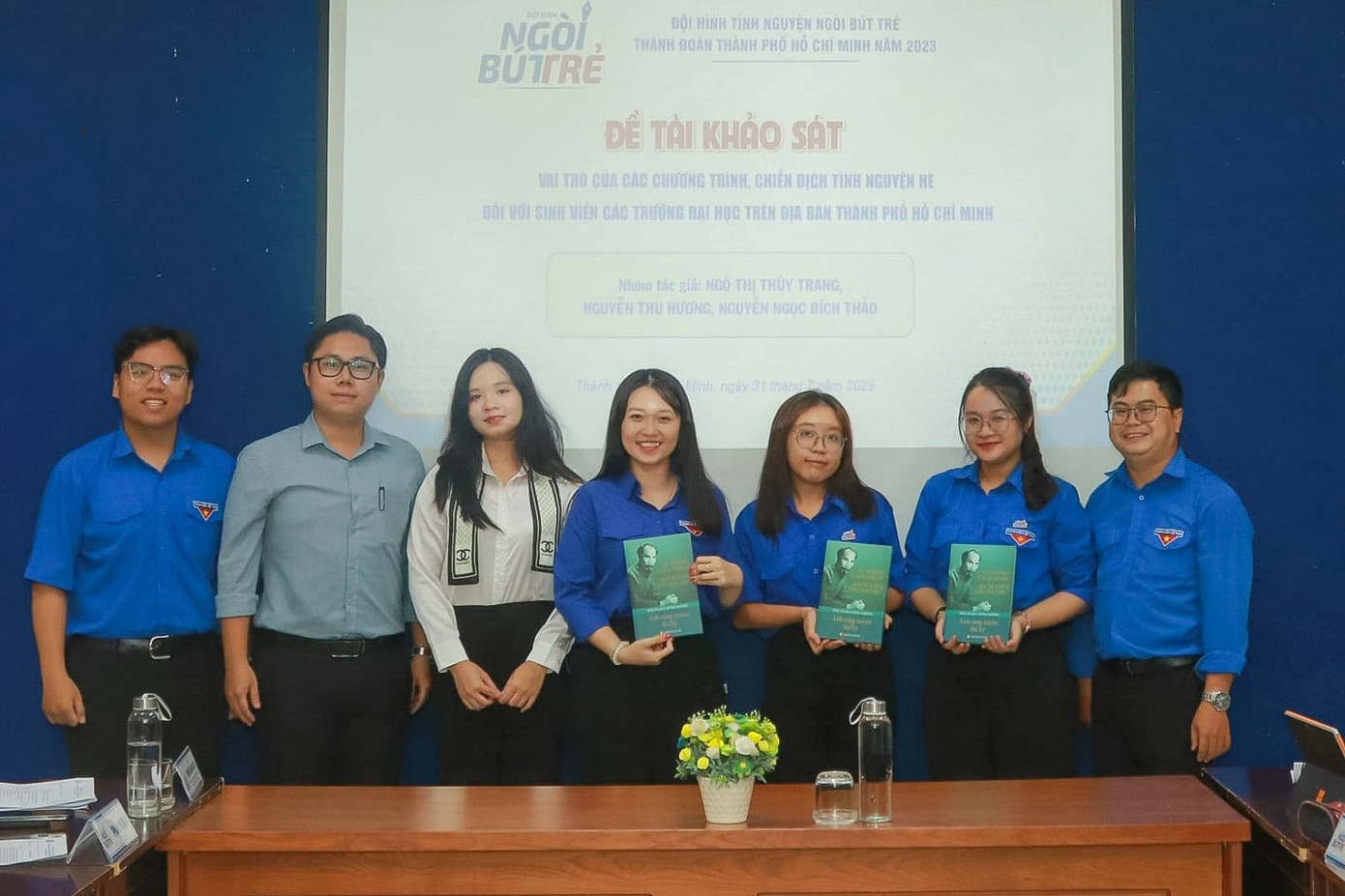 Nguyễn Thu Hương và Nguyễn Ngọc Bích Thảo (thứ hai và thứ ba, từ phải sang) - thành viên Đội hình - trong một buổi báo cáo đề tài khảo sát.