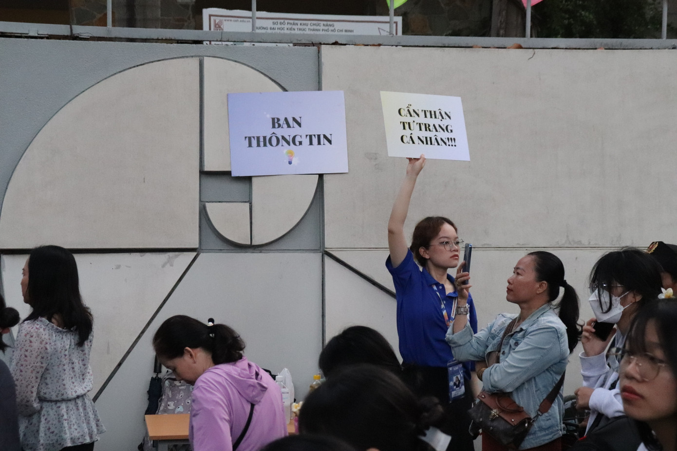 Sinh viên tình nguyện tích cực nhắc nhở các thí sinh tránh bị kẻ gian lợi dụng. Sinh viên tình nguyện tích cực nhắc nhở các thí sinh tránh bị kẻ gian lợi dụng.