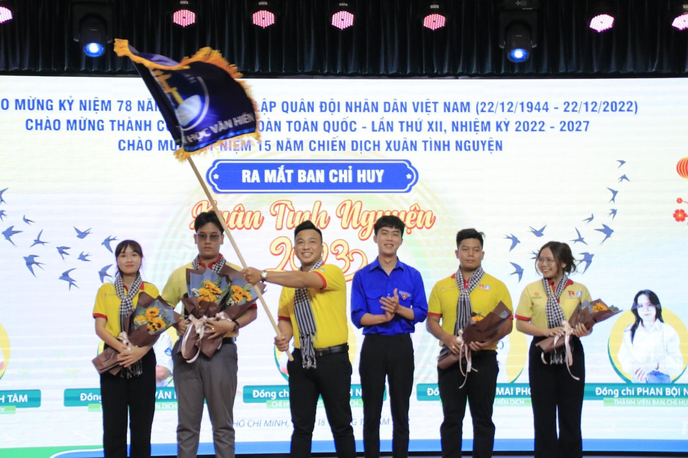 Thanh Nam (cầm cờ) luôn là người tiên phong, dẫn đầu trong các phong trào, mong muốn kết nối sinh viên lại với nhau. (Ảnh: NVCC) Thanh Nam (cầm cờ) luôn là người tiên phong, dẫn đầu trong các phong trào, mong muốn kết nối sinh viên lại với nhau. (Ảnh: NVCC)