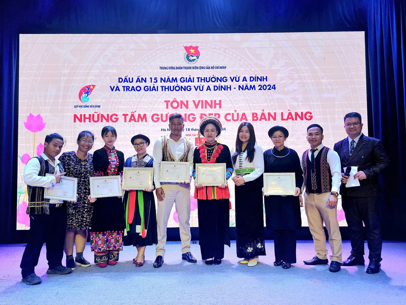 Hồ Văn Đôi (ngoài cùng, bên trái) tại Lễ trao Giải thưởng Vừ A Dính 2024. Hồ Văn Đôi (ngoài cùng, bên trái) tại Lễ trao Giải thưởng Vừ A Dính 2024.