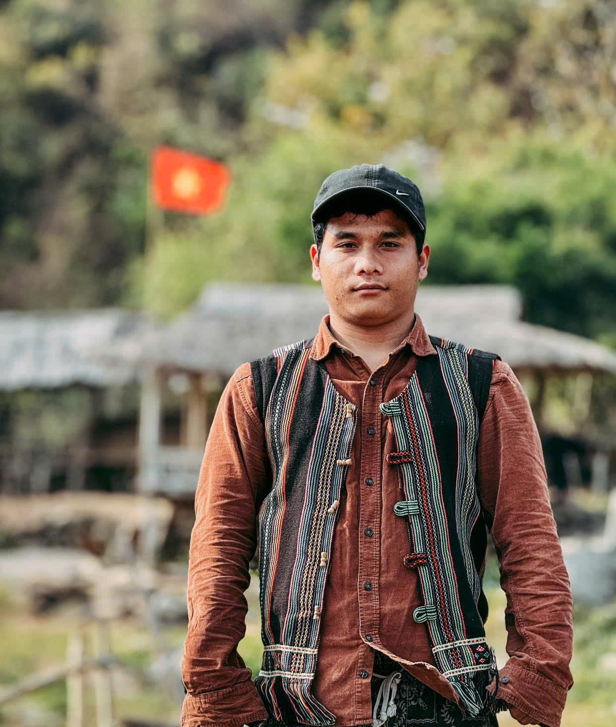 Văn Đôi trong trang phục dân tộc mình. Văn Đôi trong trang phục dân tộc mình.