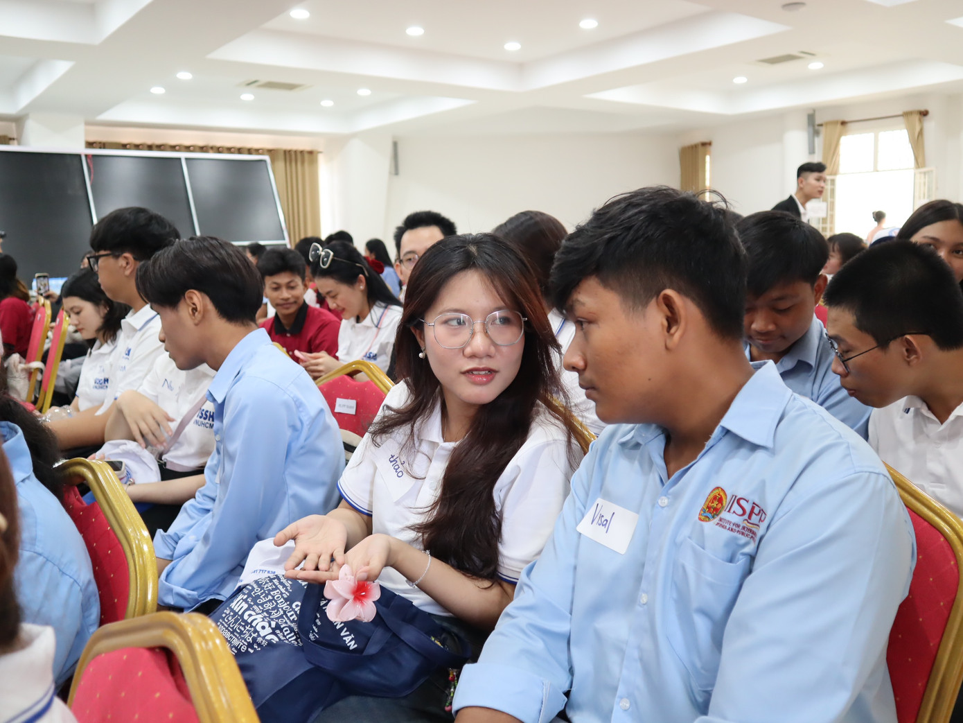 Sinh viên hai nước tự tin chia sẻ kinh nghiệm học tập. Sinh viên hai nước tự tin chia sẻ kinh nghiệm học tập.