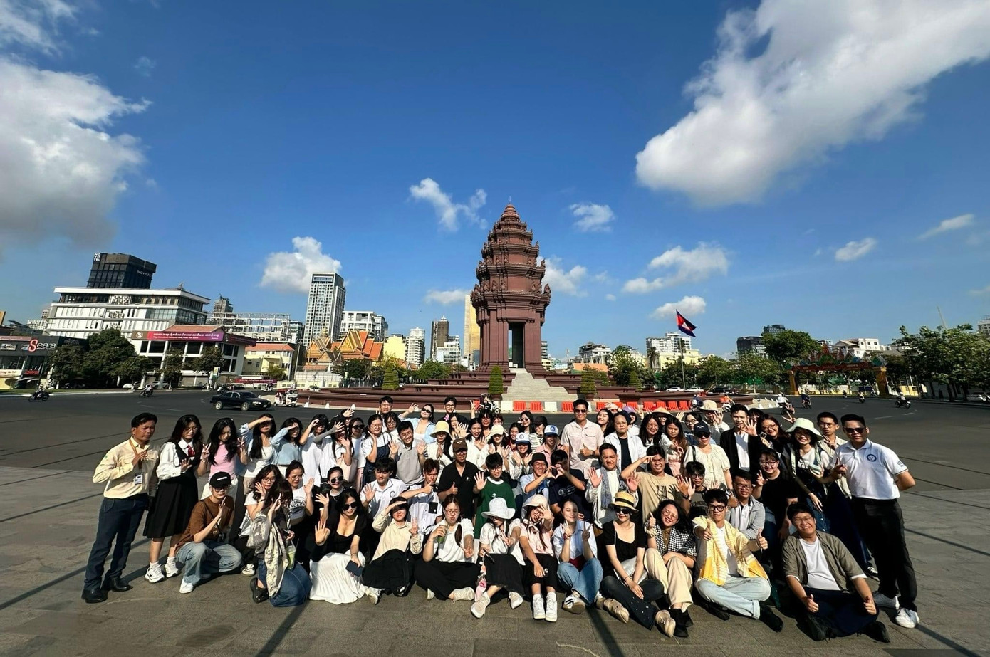Sinh viên thích thú check - in tại Tượng đài Độc lập ở thủ đô Phnôm Pênh, Campuchia. Sinh viên thích thú check - in tại Tượng đài Độc lập ở thủ đô Phnôm Pênh, Campuchia.