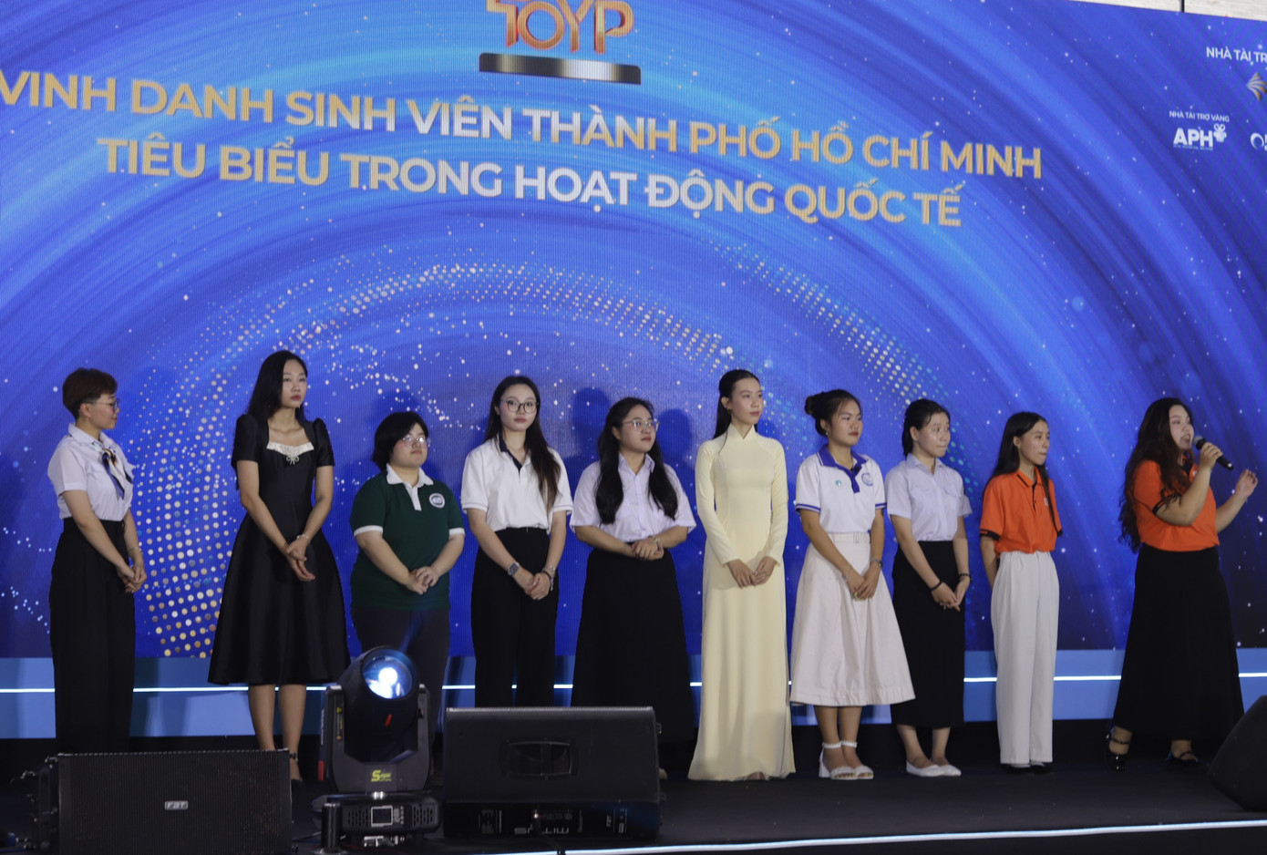 Top 10 sinh viên TP. HCM tiêu biểu trong hoạt động quốc tế năm 2024.