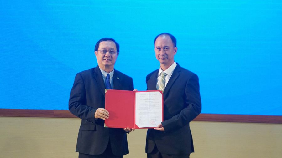Bộ trưởng Bộ Khoa học và Công nghệ Huỳnh Thành Đạt trao quyết định bổ nhiệm cho PGS. TS Trần Cao Vinh. (Ảnh: Mạnh Tùng) Bộ trưởng Bộ Khoa học và Công nghệ Huỳnh Thành Đạt trao quyết định bổ nhiệm cho PGS. TS Trần Cao Vinh. (Ảnh: Mạnh Tùng)