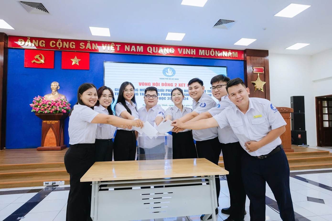 Thành viên Hội đồng bỏ phiếu bầu cho các mô hình, giải pháp tiêu biểu được đề cử Giải thưởng 'Bồ câu trắng', năm học 2023 - 2024, do Hội Sinh viên TP. HCM tổ chức.