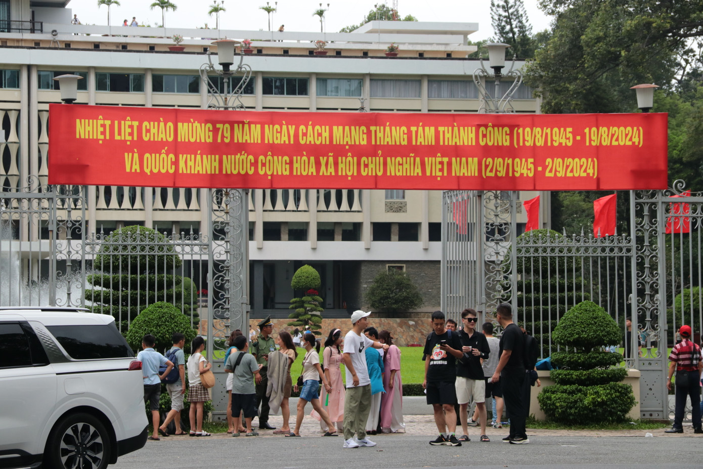 Bạn trẻ đổ về tham quan Dinh Độc Lập ngày 2/9. Bạn trẻ đổ về tham quan Dinh Độc Lập ngày 2/9.