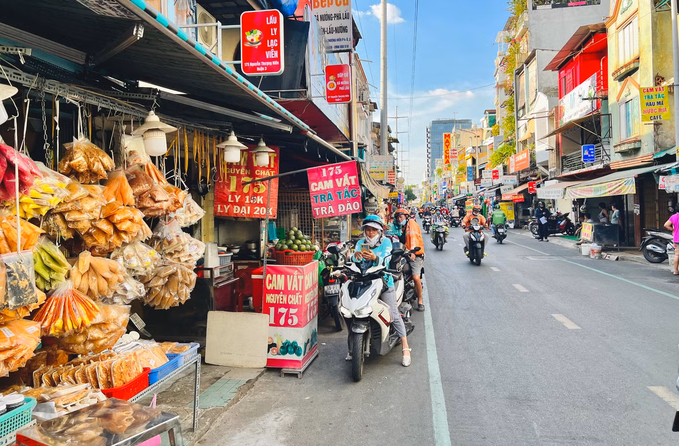 Chi chít các biển hiệu tạo nên khu phố ẩm thực “sầm uất” tại Quận 3.
