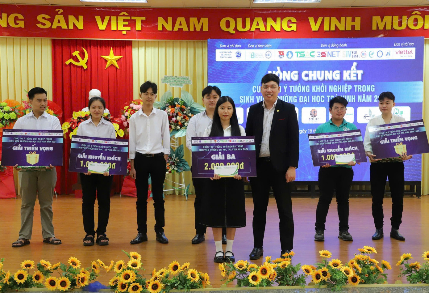 Nhóm giành giải Ba trong cuộc thi 'Ý tưởng khởi nghiệp trong sinh viên trường ĐH Trà Vinh năm 2024'. Nhóm giành giải Ba trong cuộc thi 'Ý tưởng khởi nghiệp trong sinh viên trường ĐH Trà Vinh năm 2024'.