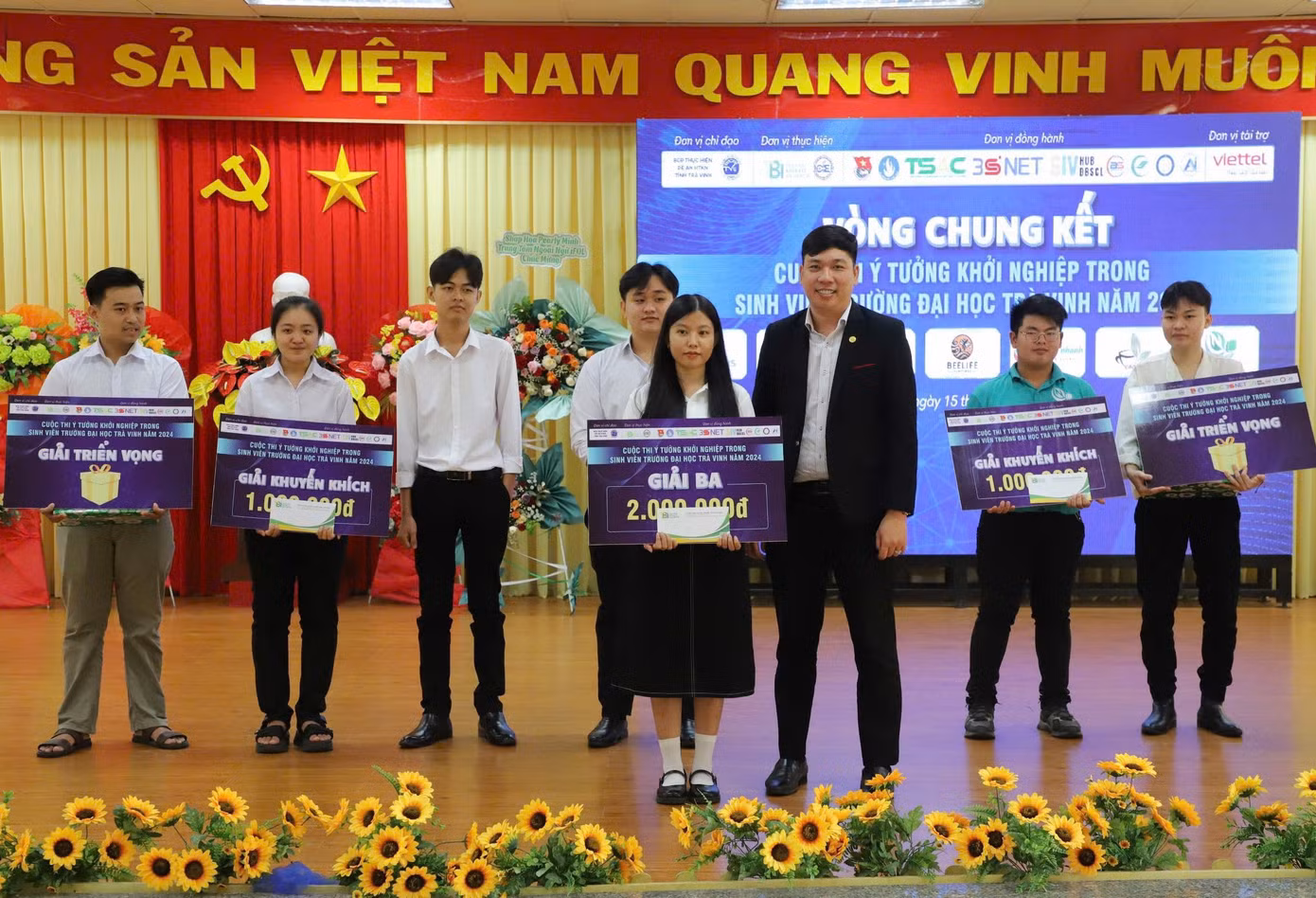 Nhóm giành giải Ba trong cuộc thi 'Ý tưởng khởi nghiệp trong sinh viên trường ĐH Trà Vinh năm 2024'. Nhóm giành giải Ba trong cuộc thi 'Ý tưởng khởi nghiệp trong sinh viên trường ĐH Trà Vinh năm 2024'.