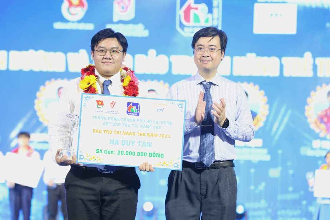 Quý Tân (bên trái) tại Lễ vinh danh Tài năng trẻ TP. HCM năm 2023, do Thành Đoàn TP. HCM tổ chức. Quý Tân (bên trái) tại Lễ vinh danh Tài năng trẻ TP. HCM năm 2023, do Thành Đoàn TP. HCM tổ chức.