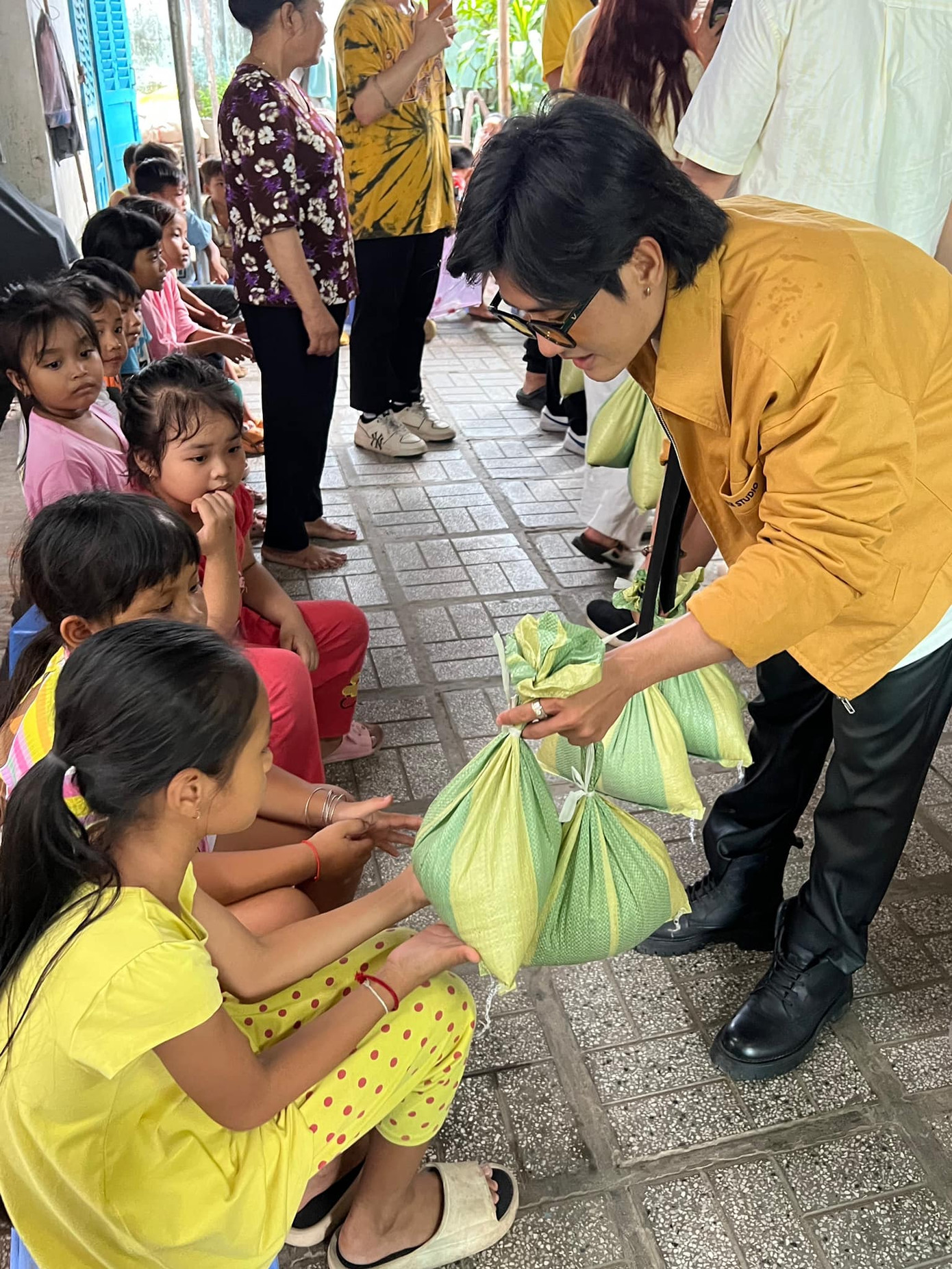 Quan phát quà tại Lớp học tình thương của cô Mương tại tỉnh sóc Trăng. Quan phát quà tại Lớp học tình thương của cô Mương tại tỉnh sóc Trăng.