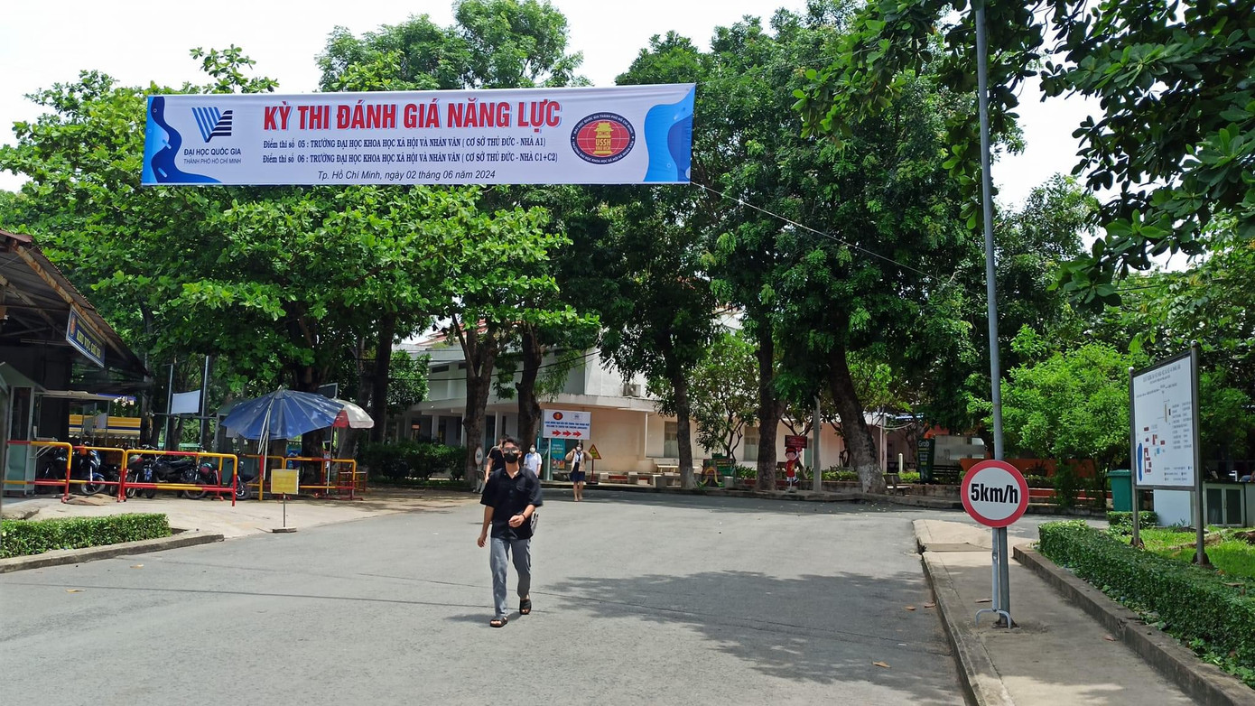 Thí sinh đầu tiên rời khỏi phòng thi tại điểm trường ĐH KHXH&amp;NV, ĐHQG TP. HCM. (Ảnh: ĐHQG TP. HCM)