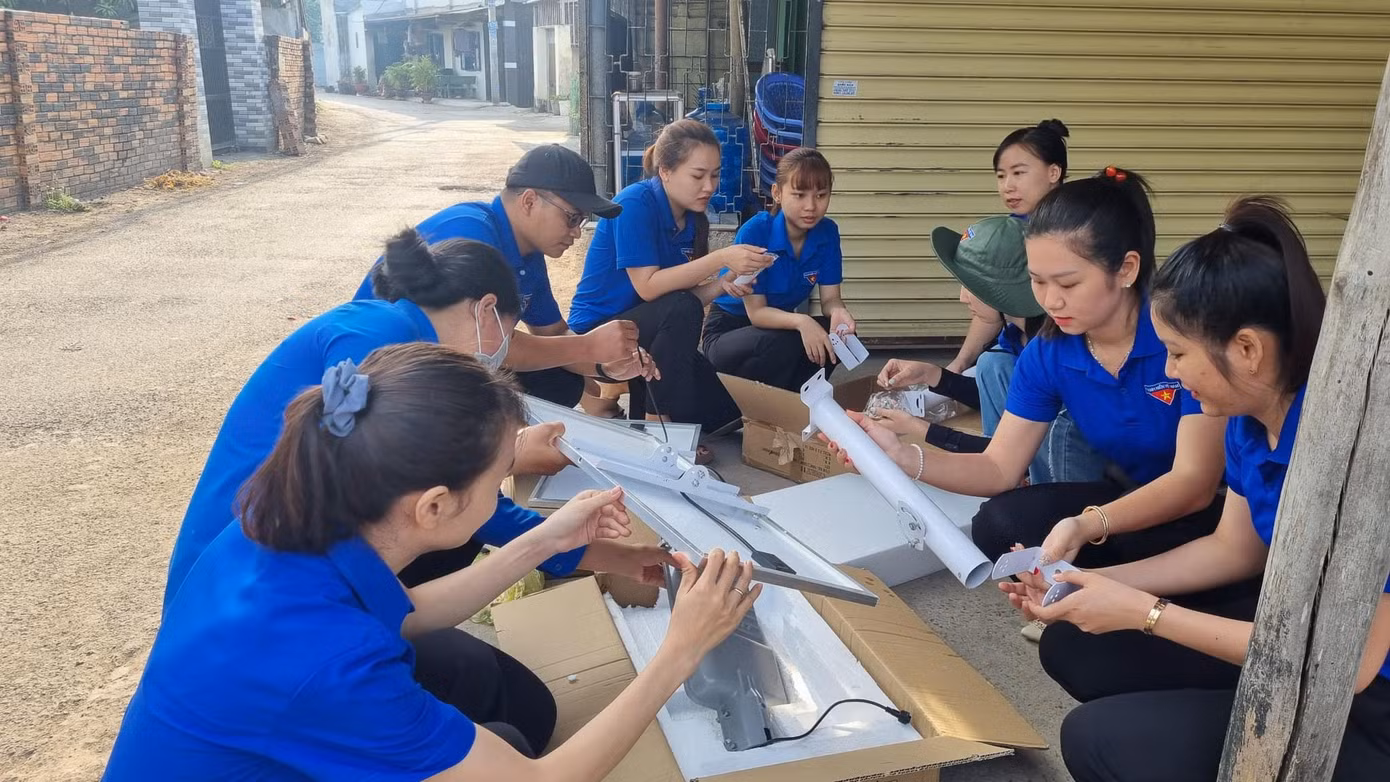 Đoàn viên, sinh viên TP. Thủ Đức cùng thực hiện công trình lắp đặt hệ thống chiếu sáng năng lượng mặt trời.