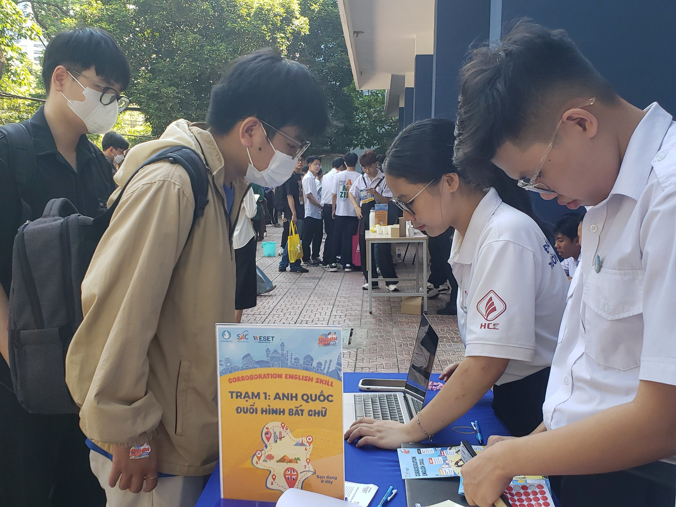 Sinh viên hào hứng tham gia gian hàng trò chơi tại Ngày hội.