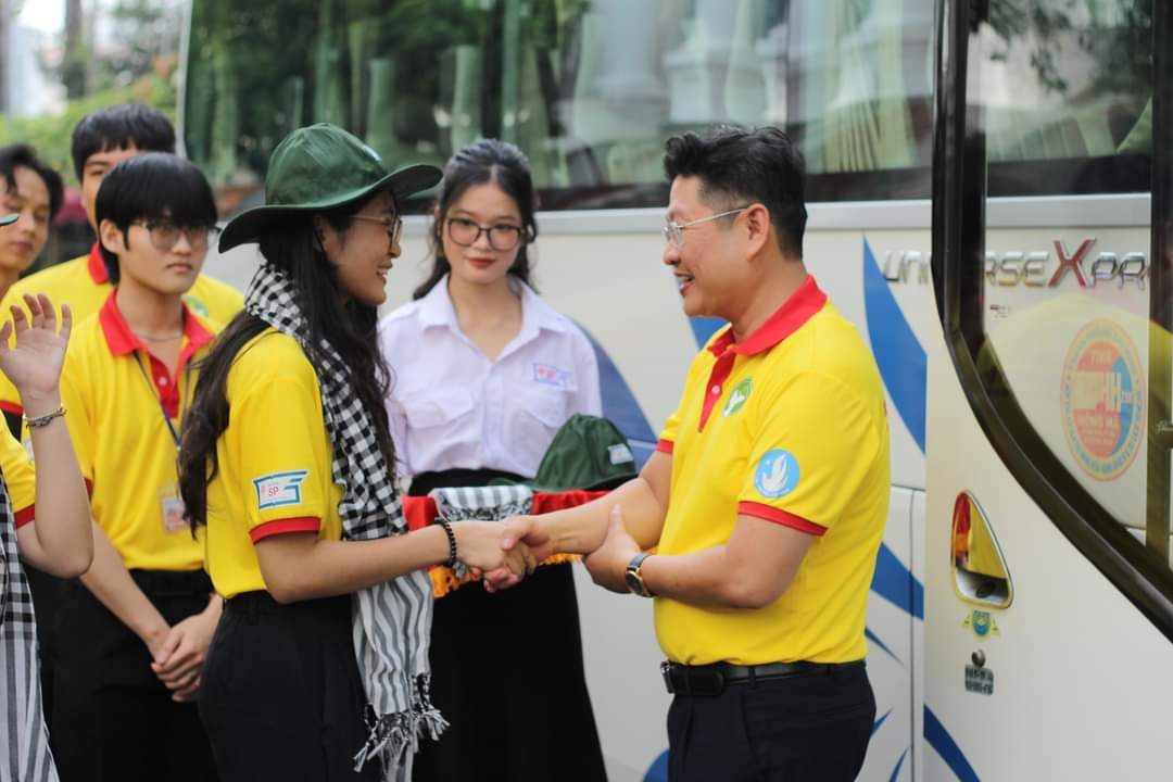 Theo các trường, chính sách này tương tự mọi năm, nhưng số tiền thực nhận của mỗi giảng viên tăng do lương cơ sở từ 1,49 lên 1,8 triệu đồng. Theo các trường, chính sách này tương tự mọi năm, nhưng số tiền thực nhận của mỗi giảng viên tăng do lương cơ sở từ 1,49 lên 1,8 triệu đồng.