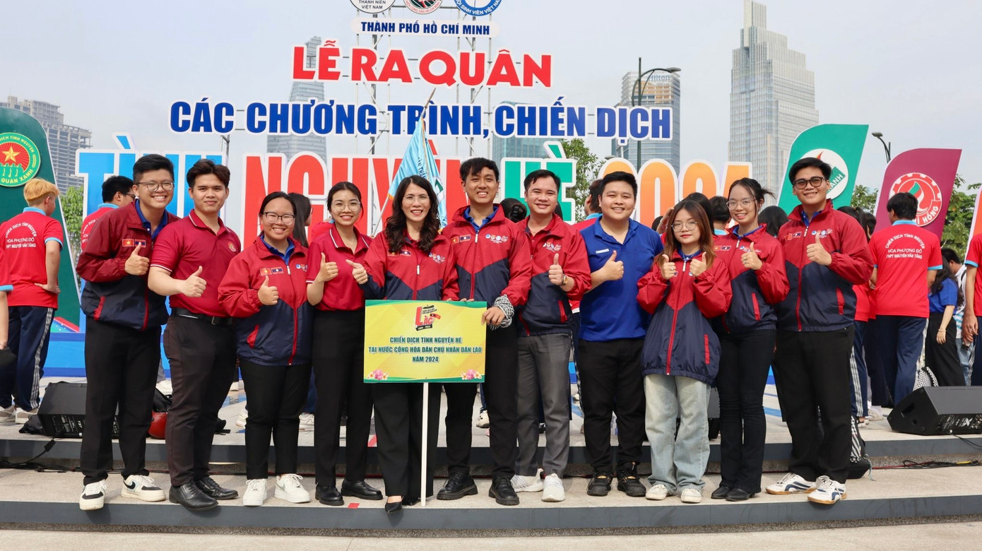 Đội hình tình nguyện Hè mặt trận nước CHDCND Lào cùng chụp hình lưu niệm. Đội hình tình nguyện Hè mặt trận nước CHDCND Lào cùng chụp hình lưu niệm.