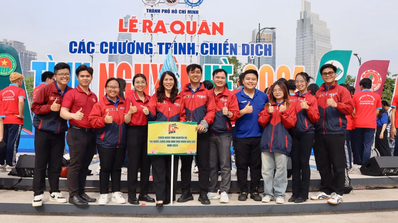 Đội hình tình nguyện Hè mặt trận nước CHDCND Lào cùng chụp hình lưu niệm.