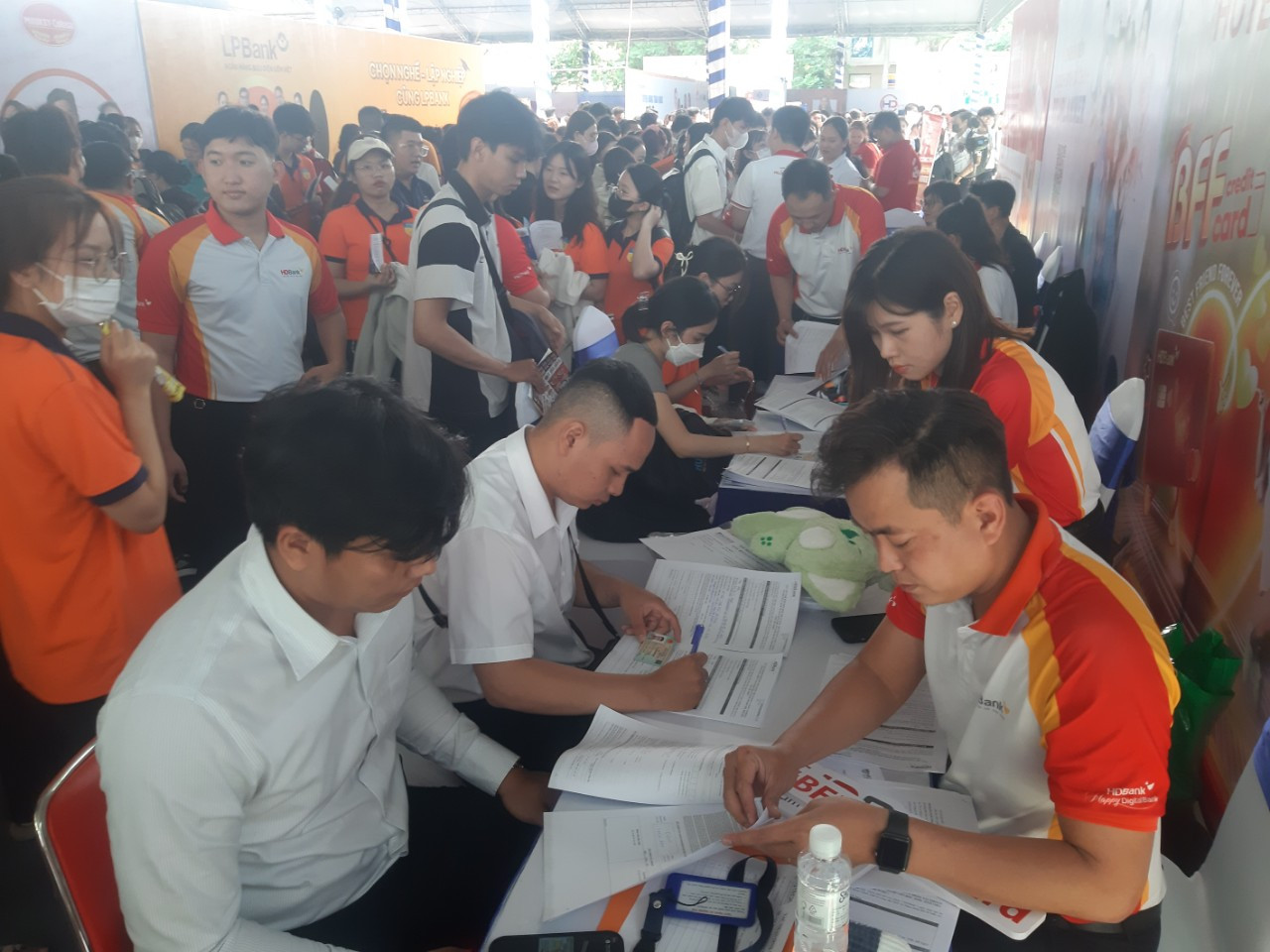 Rất đông các bạn sinh viên tham gia Ngày hội tuyển dụng khối ngành Kinh tế diễn ra tại TP. HCM. Rất đông các bạn sinh viên tham gia Ngày hội tuyển dụng khối ngành Kinh tế diễn ra tại TP. HCM.