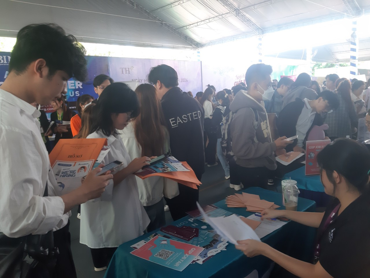 Sinh viên trả lời phỏng vấn trước nhà tuyển dụng tại Ngày hội. Sinh viên trả lời phỏng vấn trước nhà tuyển dụng tại Ngày hội.