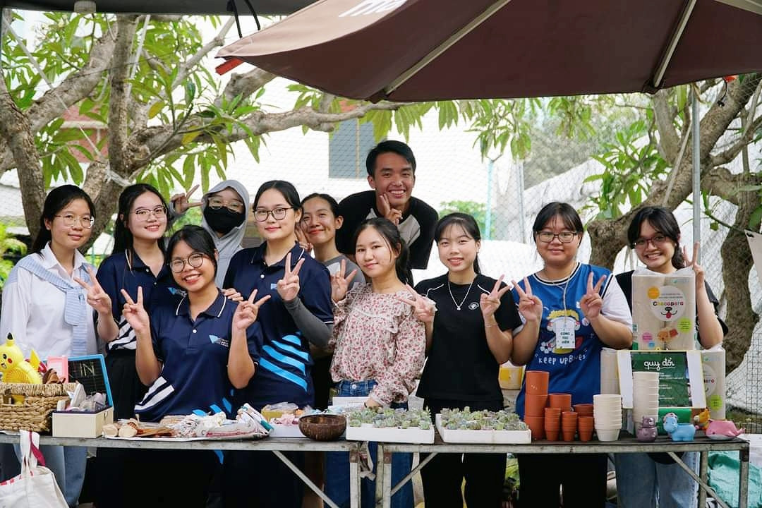 Quang Huy tham gia các hoạt động để học tập và nâng cao một số kỹ năng thiết thực. Quang Huy tham gia các hoạt động để học tập và nâng cao một số kỹ năng thiết thực.