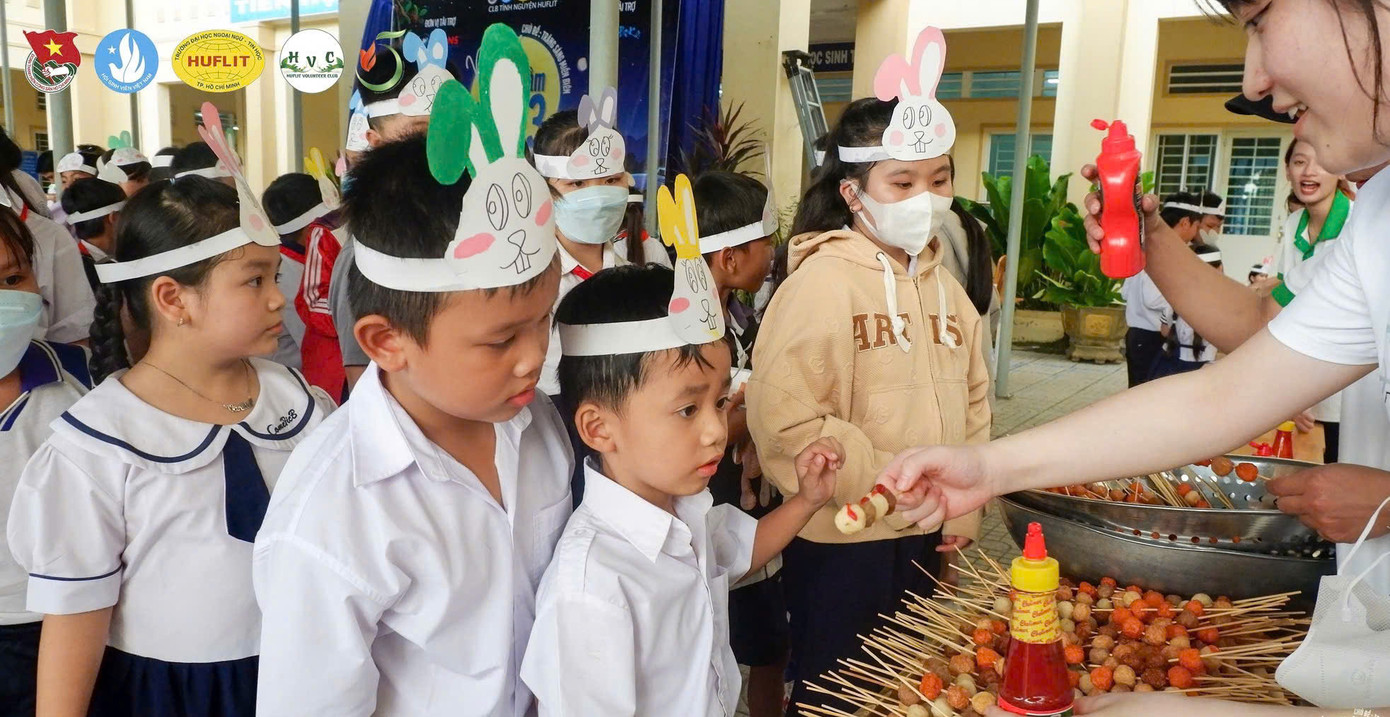 Các bạn tình nguyện viên của CLB Tình nguyện HUFLIT nấu ăn cho các bé. Các bạn tình nguyện viên của CLB Tình nguyện HUFLIT nấu ăn cho các bé.