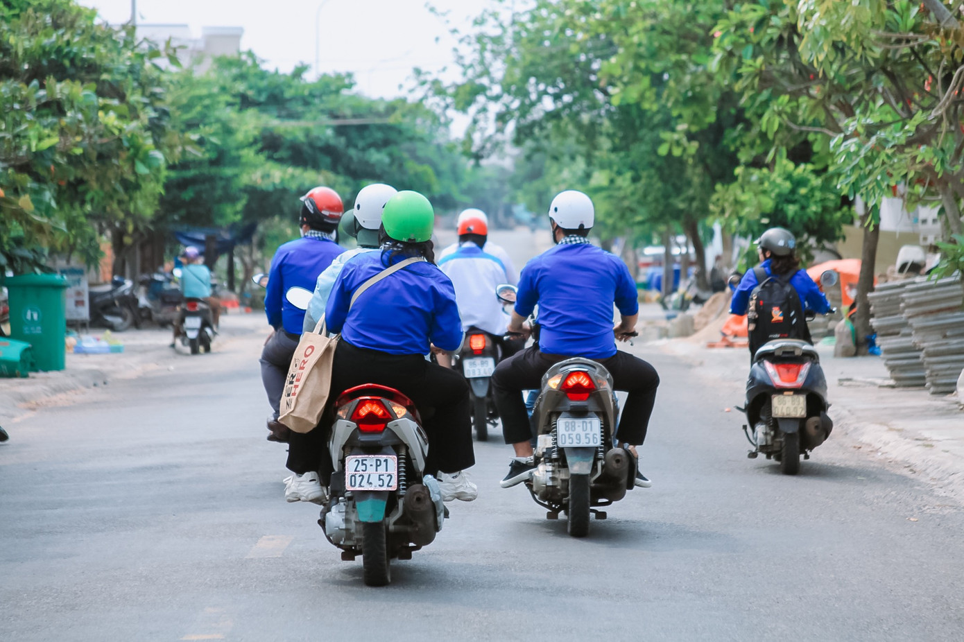 Tiếp tục các hoạt động tại Huyện đảo Phú Quý, Đoàn đại biểu 'Hành trình Thanh niên, sinh viên với biển, đảo tổ quốc năm 2024' đã tổ chức chương trình tập huấn chuyên đề cho các anh chị phụ trách đội, cán bộ Đoàn chủ chốt xã Ngũ Phụng và các em học sinh trường THCS Ngũ Phụng. (Ảnh: TLTĐ)