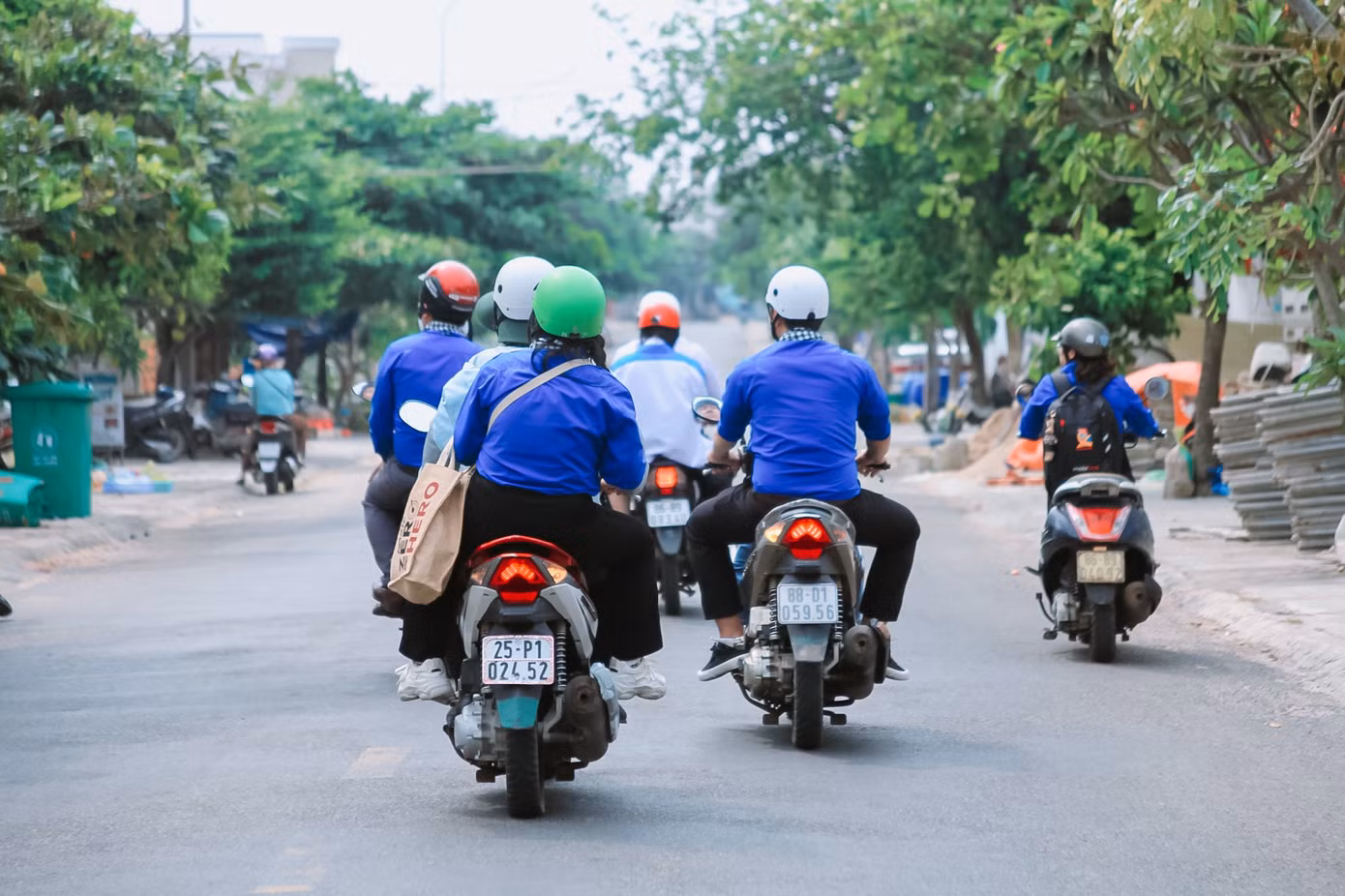 Tiếp tục các hoạt động tại Huyện đảo Phú Quý, Đoàn đại biểu 'Hành trình Thanh niên, sinh viên với biển, đảo tổ quốc năm 2024' đã tổ chức chương trình tập huấn chuyên đề cho các anh chị phụ trách đội, cán bộ Đoàn chủ chốt xã Ngũ Phụng và các em học sinh trường THCS Ngũ Phụng. (Ảnh: TLTĐ)