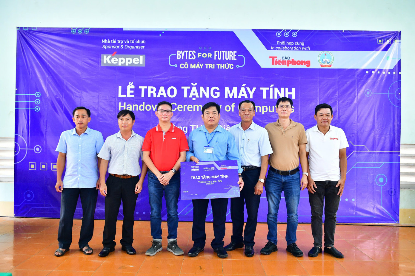 Ông Joseph Low - Chủ tịch khối Bất động sản Keppel Việt Nam (thứ ba bên trái) trao bảng tượng trưng chương trình đến ông Võ Thanh Tân - Hiệu trưởng trường THCS Biên Giới. Ông Joseph Low - Chủ tịch khối Bất động sản Keppel Việt Nam (thứ ba bên trái) trao bảng tượng trưng chương trình đến ông Võ Thanh Tân - Hiệu trưởng trường THCS Biên Giới.