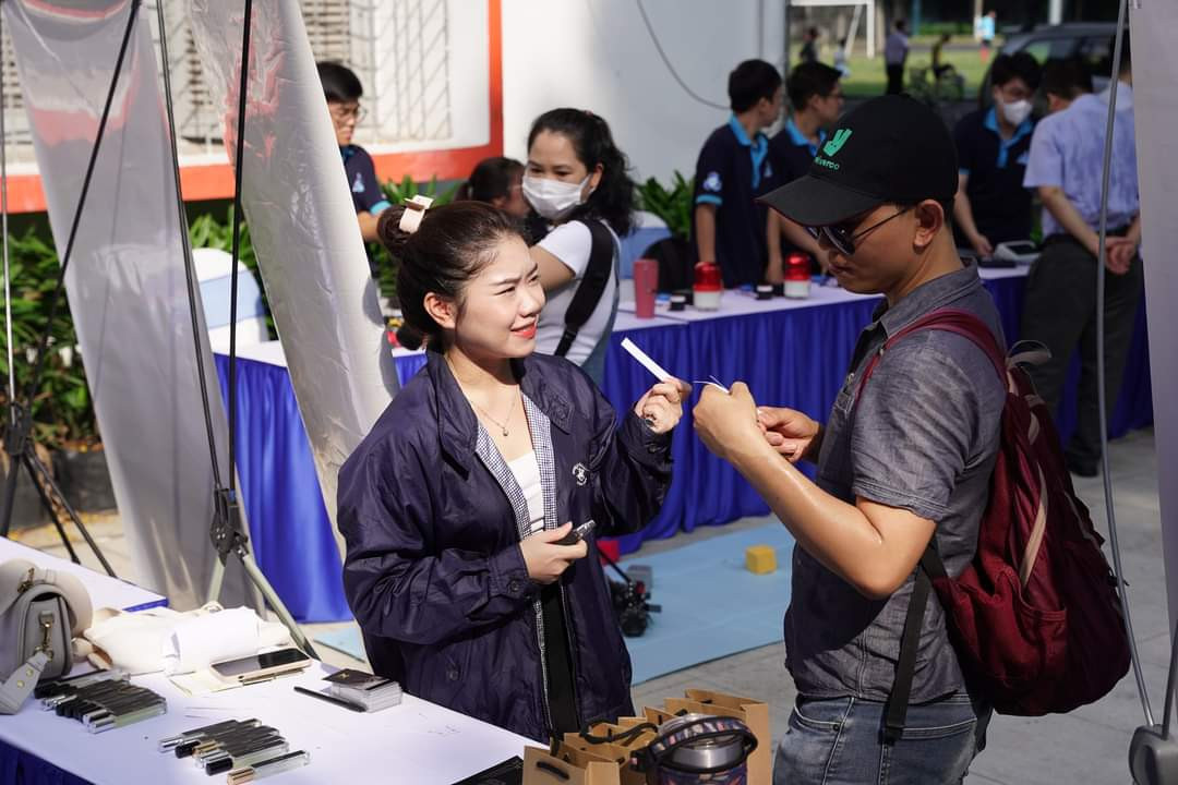 Các bạn sinh viên tìm hiểu về cuộc thi trong buổi phát động.