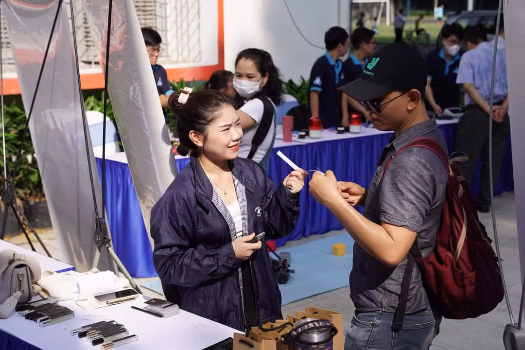 Các bạn sinh viên tìm hiểu về cuộc thi trong buổi phát động.