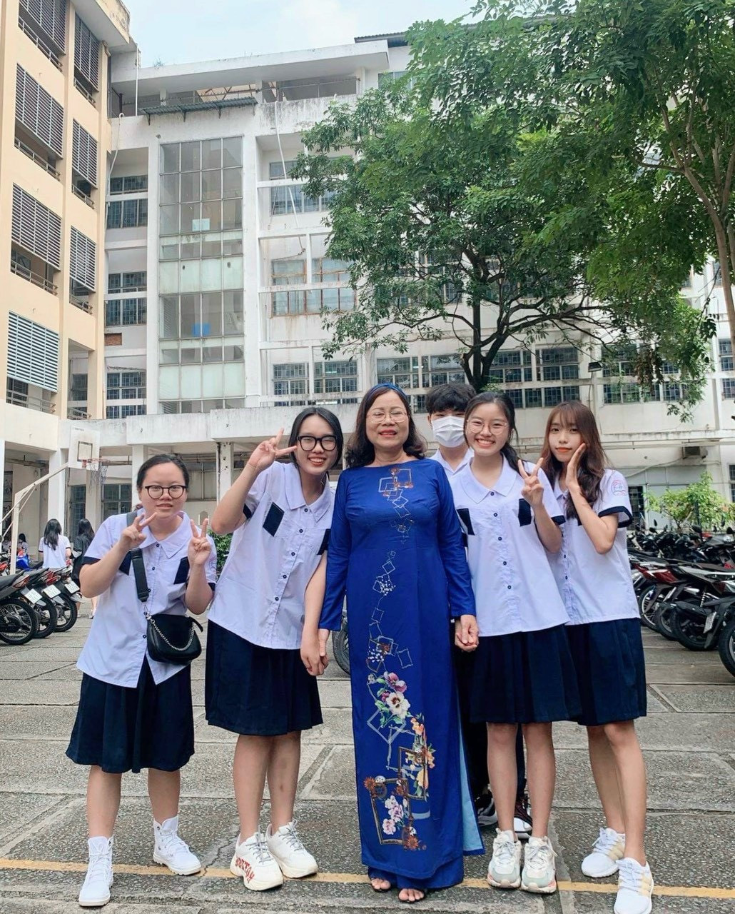 Tố Trinh (ngoài cùng, bên phải) chụp hình cùng các bạn và cô giáo chủ nhiệm lớp 12. (Ảnh: NVCC) Tố Trinh (ngoài cùng, bên phải) chụp hình cùng các bạn và cô giáo chủ nhiệm lớp 12. (Ảnh: NVCC)