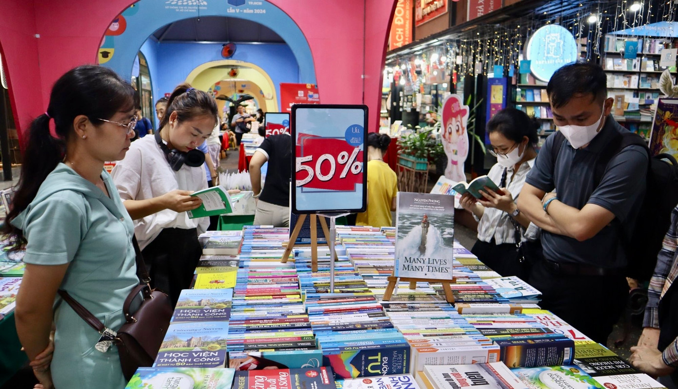 Nhiều đầu sách giảm giá đến 50%.