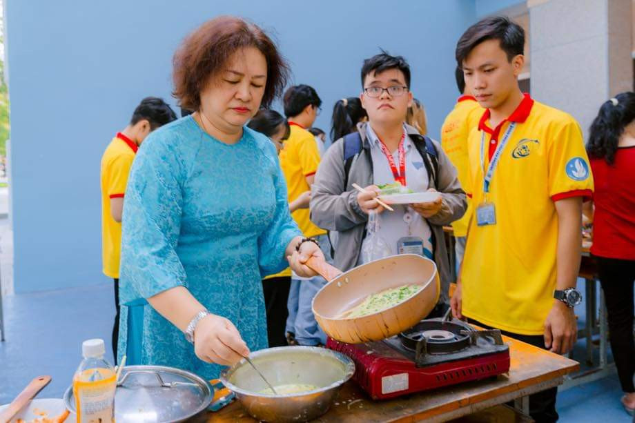 PGS. TS Nguyễn Hoàng Tú Anh đúc bánh xèo tiếp đãi các bạn sinh viên. (Ảnh: Trường ĐH CNTT) PGS. TS Nguyễn Hoàng Tú Anh đúc bánh xèo tiếp đãi các bạn sinh viên. (Ảnh: Trường ĐH CNTT)