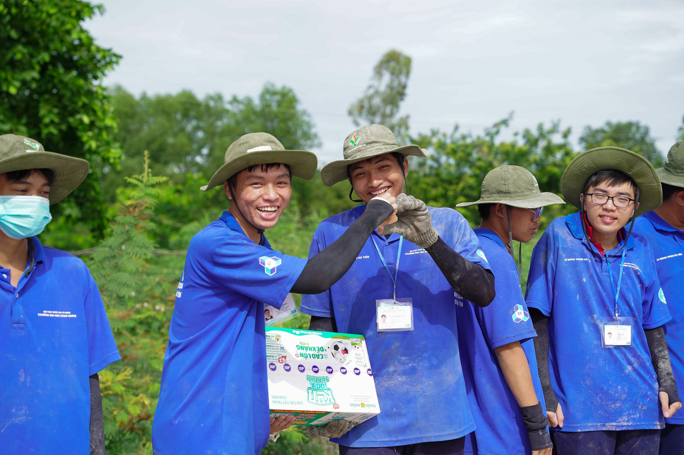 Nụ cười luôn thường trực trên môi những sinh viên tình nguyện trường ĐH Bách khoa. (Ảnh: ĐHBK) Nụ cười luôn thường trực trên môi những sinh viên tình nguyện trường ĐH Bách khoa. (Ảnh: ĐHBK)