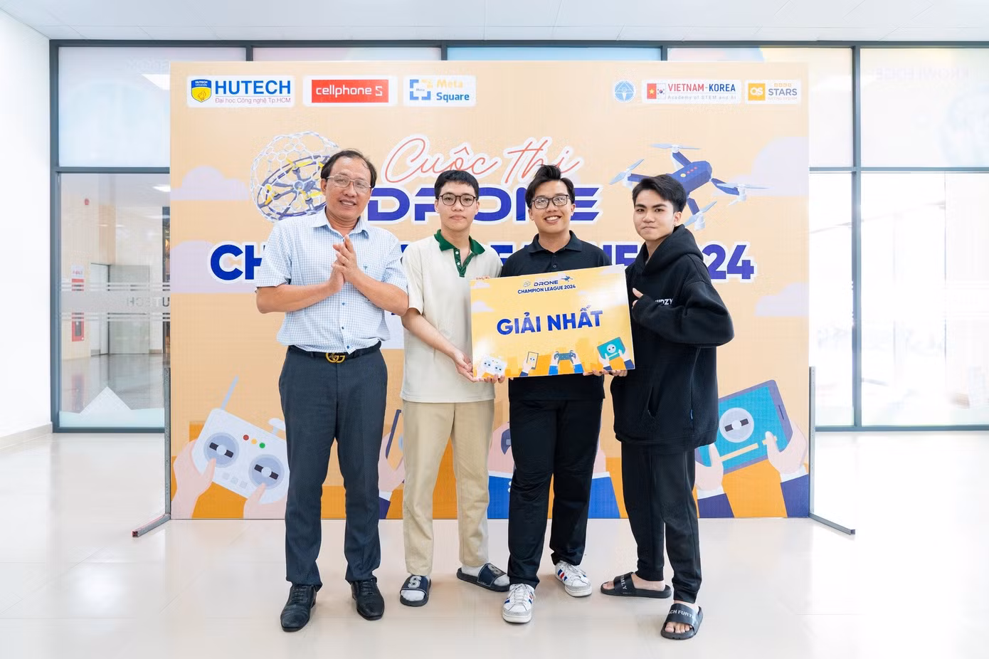 Minh Quang và các đồng đội giành giải thưởng cao nhất từ cuộc thi.