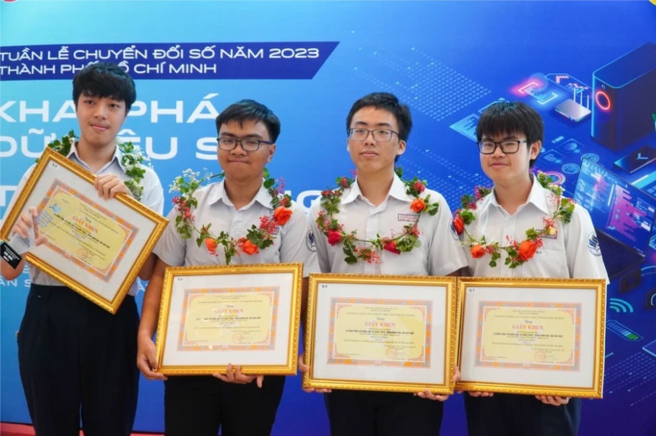 Khắc Triệu (thứ hai, từ trái sang) cho biết, anh sẽ tiếp tục thi đấu thêm 1 - 2 năm nữa, sau đó tập trung cho việc nghiên cứu. (Ảnh: NVCC) Khắc Triệu (thứ hai, từ trái sang) cho biết, anh sẽ tiếp tục thi đấu thêm 1 - 2 năm nữa, sau đó tập trung cho việc nghiên cứu. (Ảnh: NVCC)