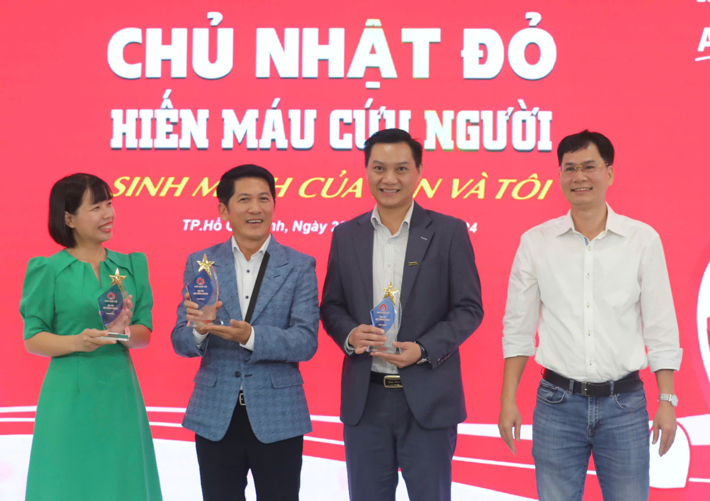 Nhà báo Lý Thành Tâm (bên phải) trao kỉ niệm chương cho đại diện lãnh đạo Công ty Amway Việt Nam. (Ảnh: Duy Anh)