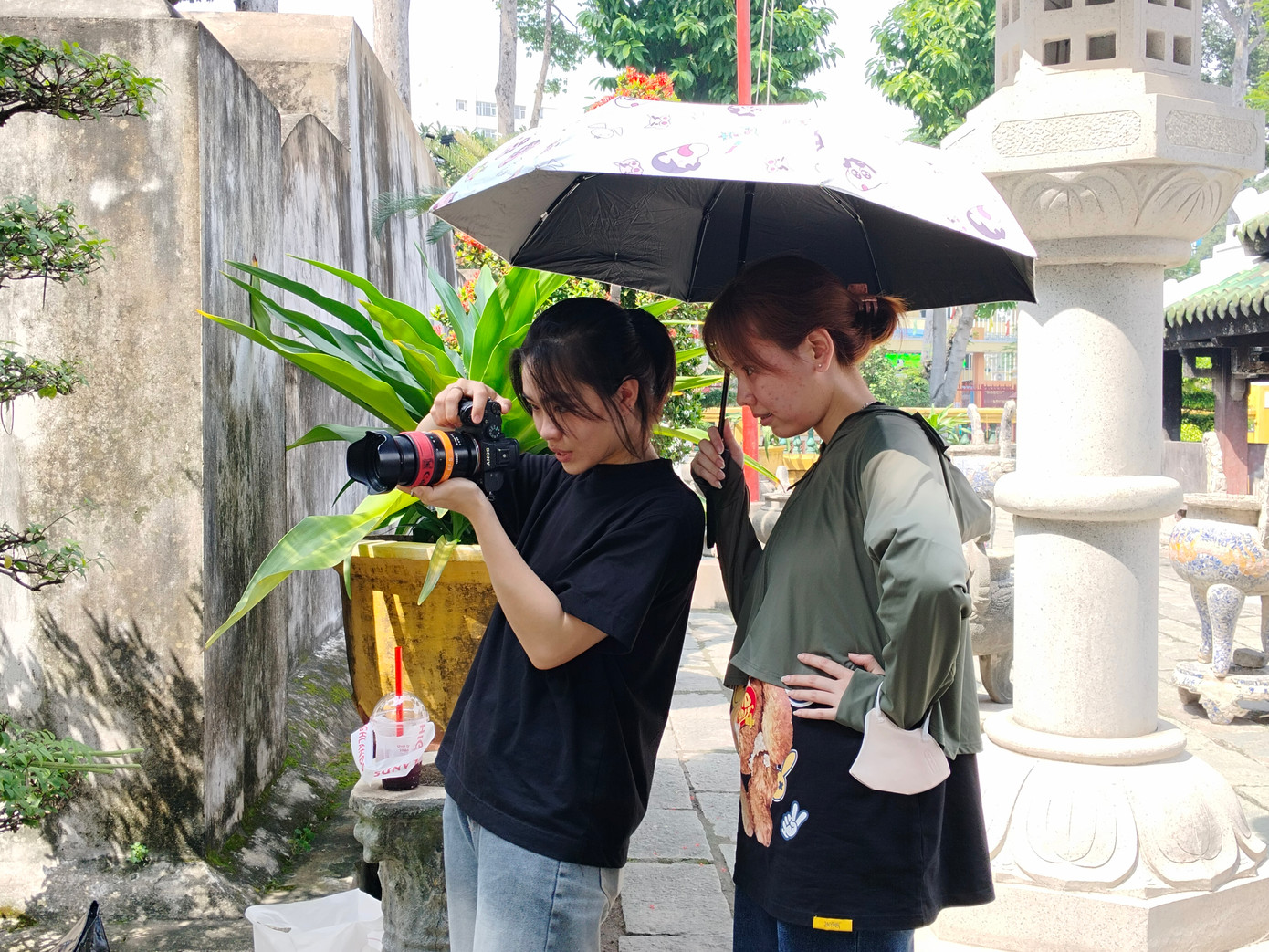 Thanh Nhân tranh thủ đi chụp ảnh Tết để kiếm thêm thu nhập cuối năm. Thanh Nhân tranh thủ đi chụp ảnh Tết để kiếm thêm thu nhập cuối năm.