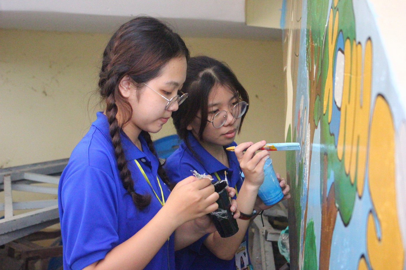 “Công trình thanh niên - bức tranh sắc màu” được đội hình tô điểm với hy vọng mang lại không gian sinh động, đầy màu sắc cho các em học sinh.