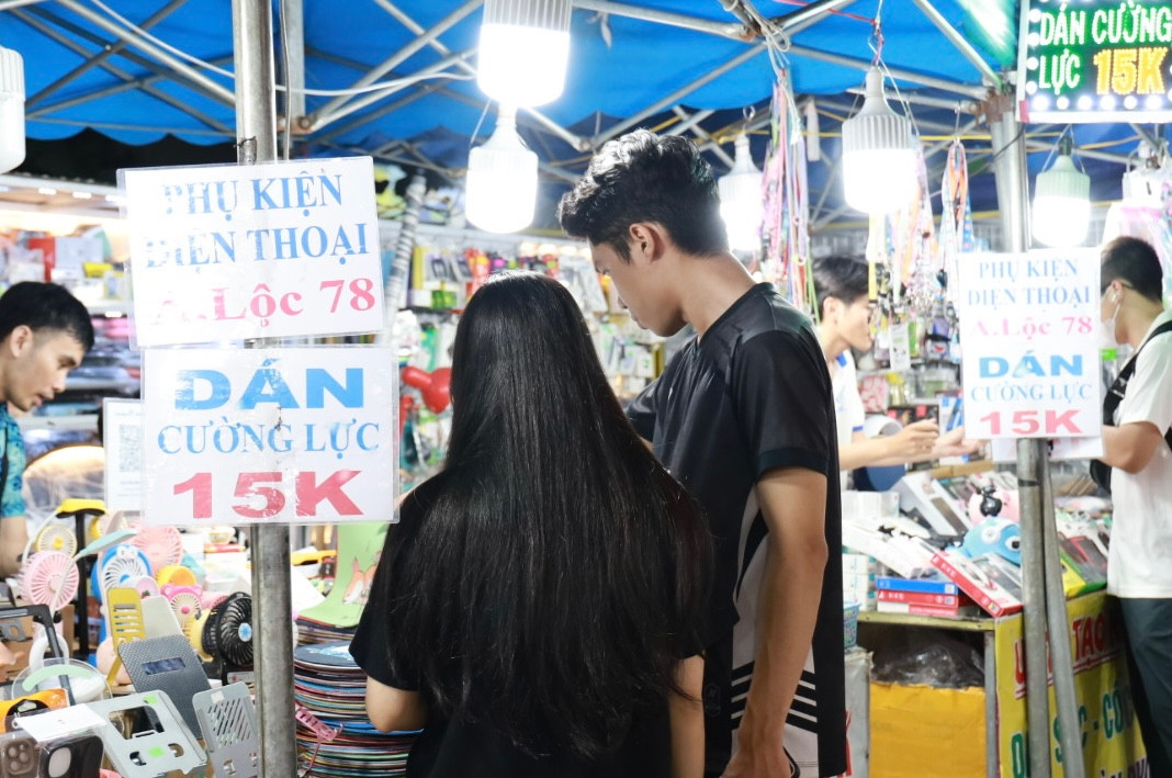 Sinh viên chỉ ghé nhiều nhất vào những quầy hàng nhu yếu phẩm. (Ảnh: Thùy Trân)