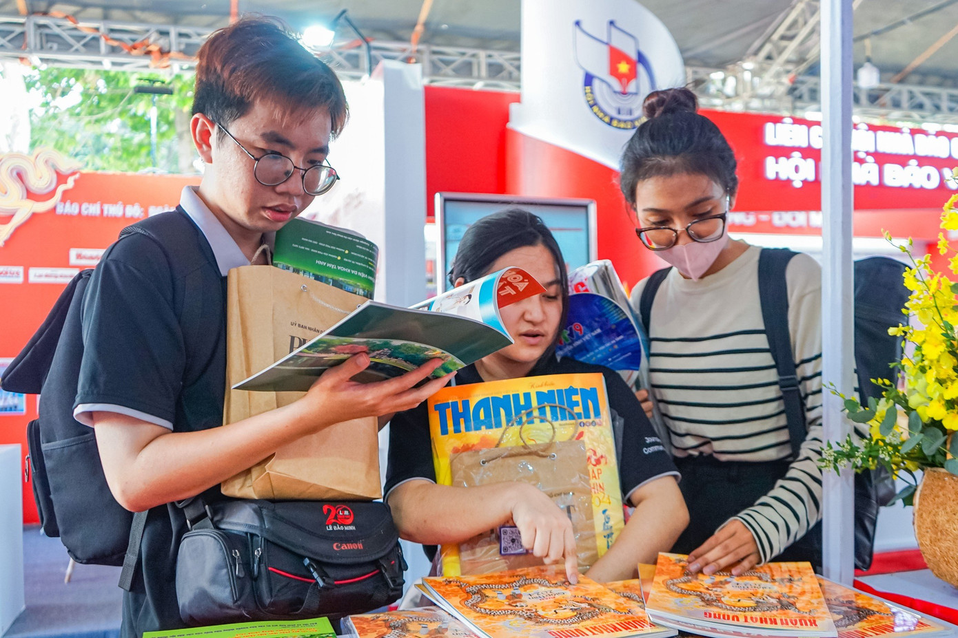 “Đến Hội Báo, mình thấy đây là một trải nghiệm thú vị. Ngoài biết thêm nhiều bài học quý giá thì mình và các bạn trong lớp còn biết thêm về lịch sử của báo chí Việt Nam”, Sơn Thị Bé Hiếu (khoa Báo chí &amp; Truyền thông, trường ĐH KHXH&amp;NV, ĐHQG TP. HCM) chia sẻ.