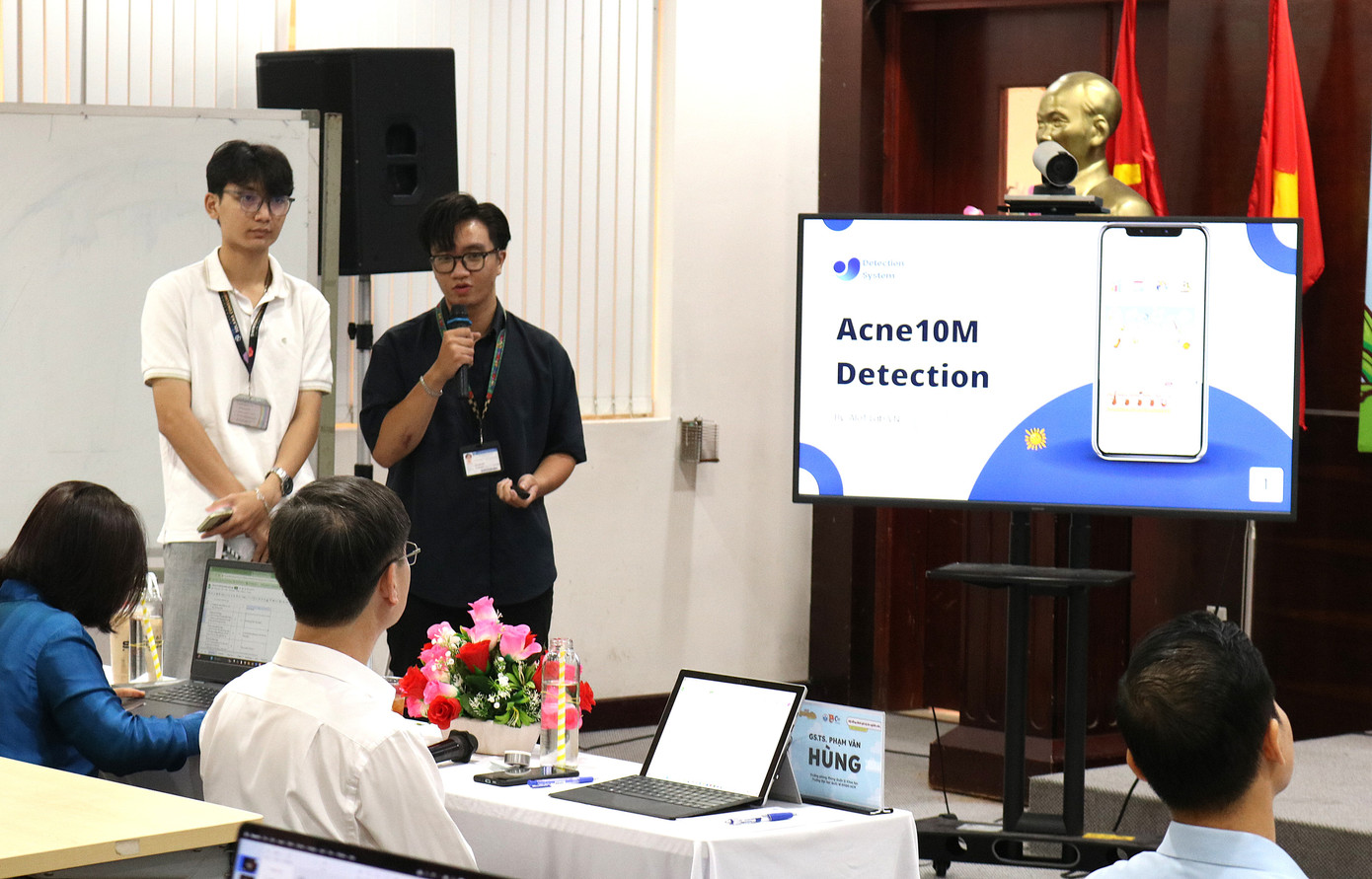 Đức Thịnh và Anh Kiệt đại diện nhóm nghiên cứu trình bày về dự án 'Acne10M' tại 'Tuần lễ Đổi mới sáng tạo' do trường ĐH Quốc tế tổ chức.