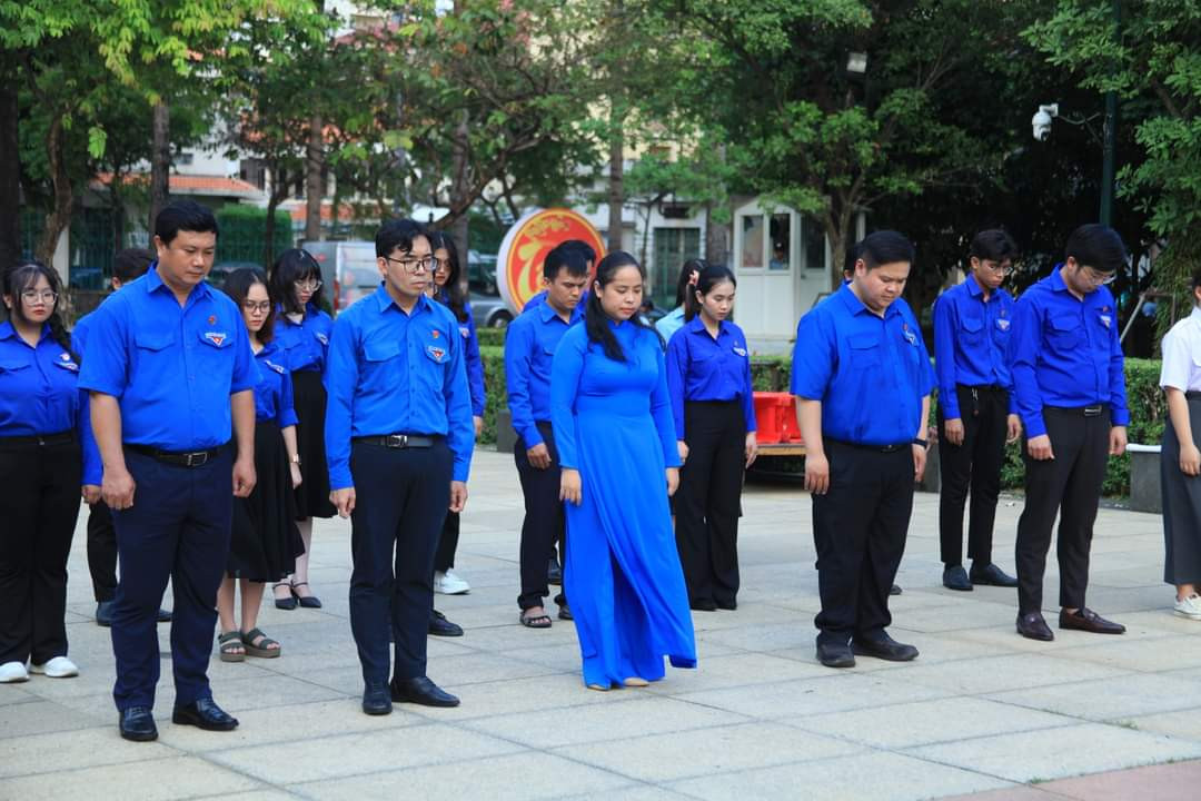 Đoàn đại biểu dâng hương trước tượng đài Chủ tịch Hồ Chí Minh tại Nhà thiếu nhi TP. HCM. (Ảnh: TLTĐ)