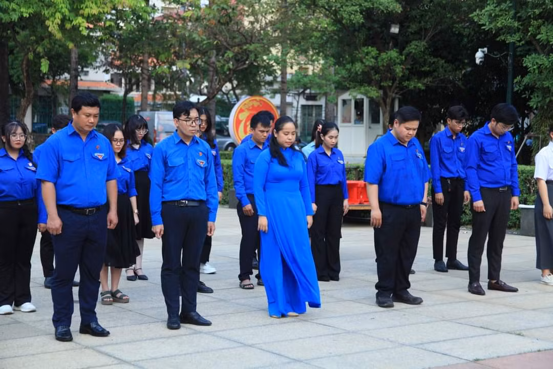 Đoàn đại biểu dâng hương trước tượng đài Chủ tịch Hồ Chí Minh tại Nhà thiếu nhi TP. HCM. (Ảnh: TLTĐ)