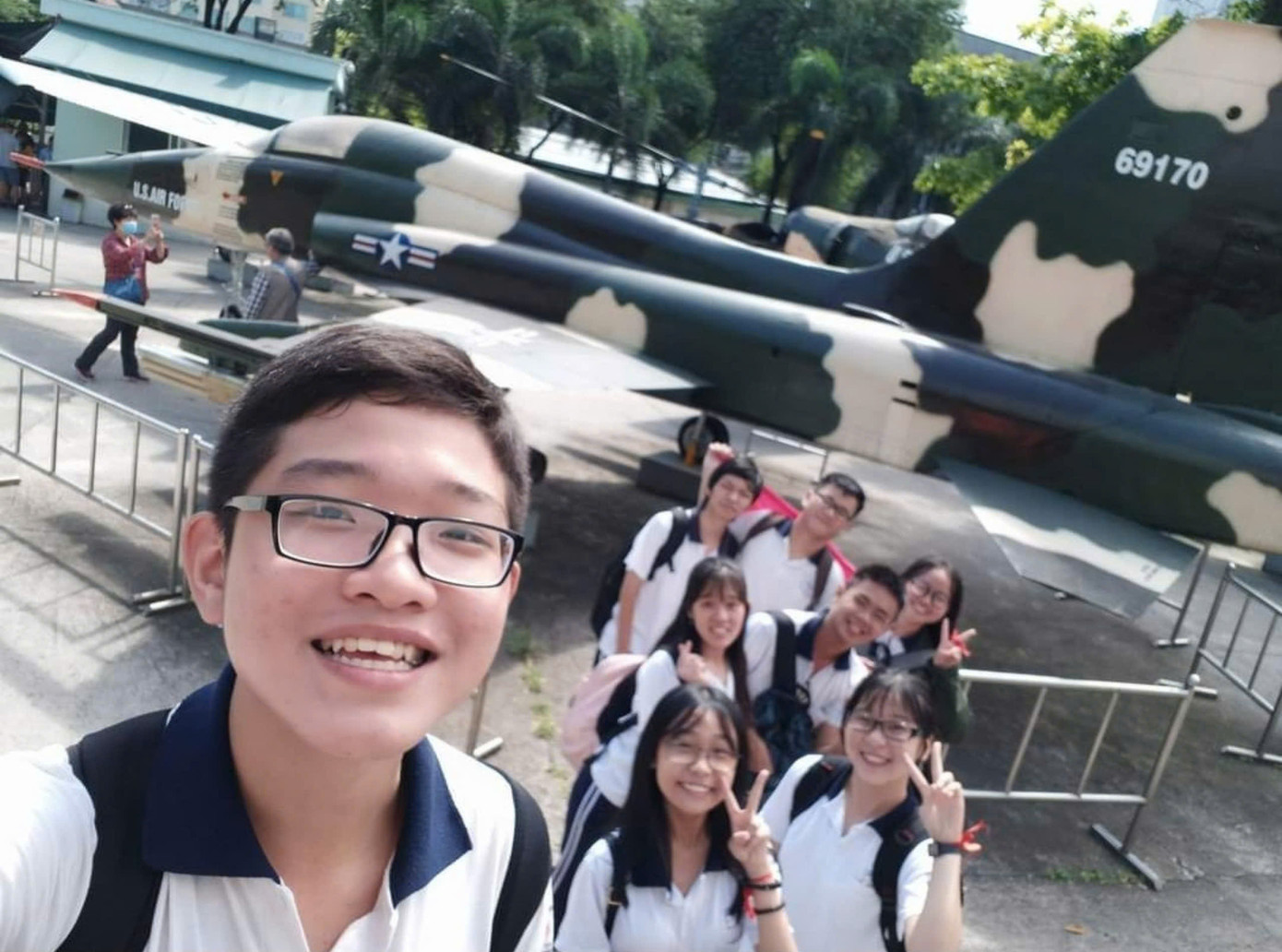 Điểm nhấn đặc biệt của bảo tàng là khu vực trưng bày máy bay, xe tăng, và trực thăng của quân đội Mỹ ngoài trời, thường xuyên được bạn trẻ đến chụp ảnh lưu niệm.